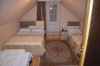 Отели типа «постель и завтрак» Light House Old City Ахалцихе Четырехместный номер с ванной комнатой-6