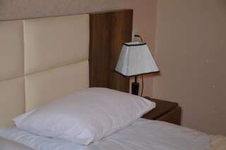 Отели типа «постель и завтрак» Light House Old City Ахалцихе Улучшенный четырехместный номер-10